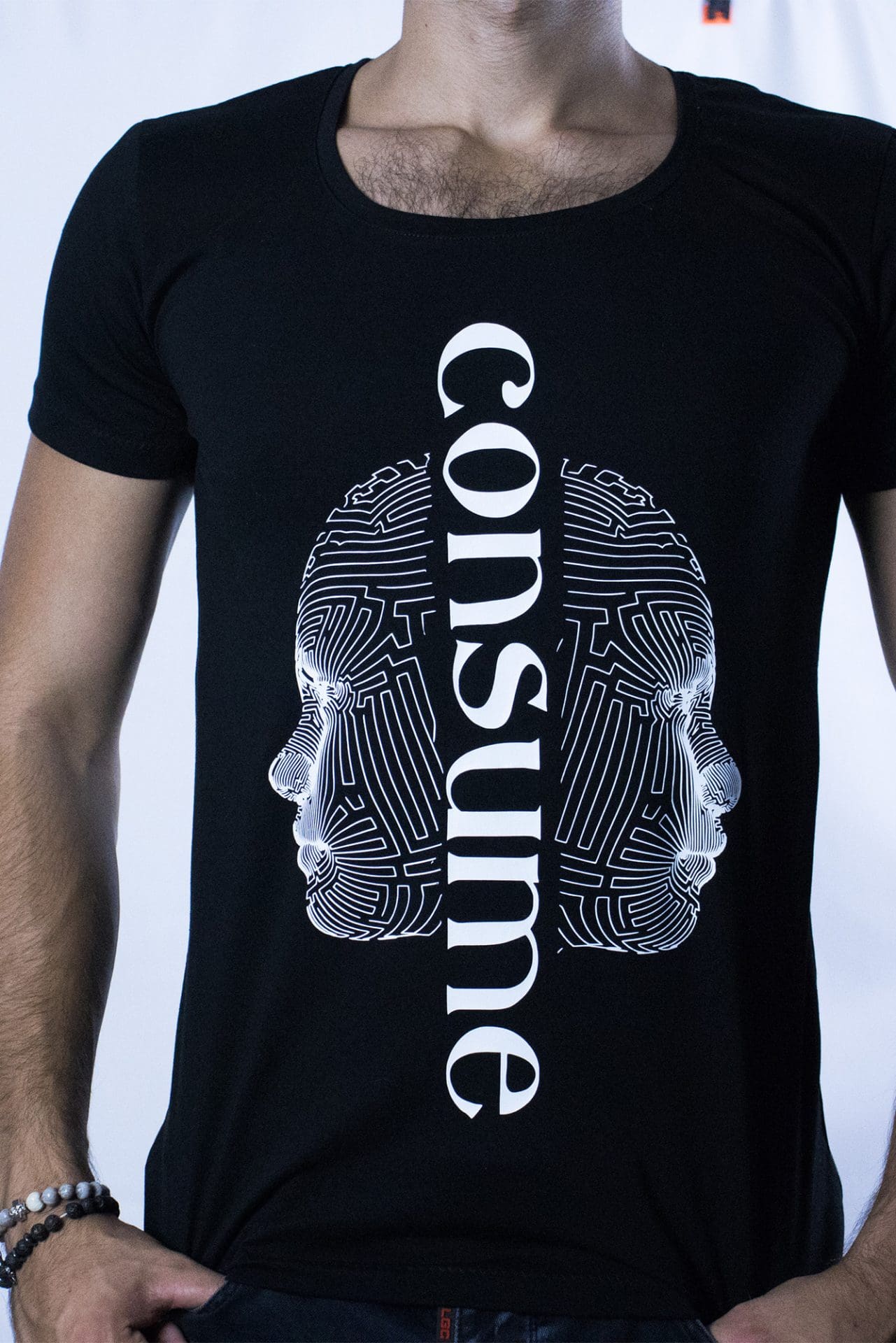Черна тениска – Consume