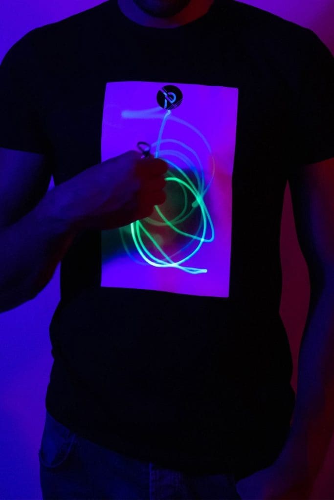 Светеща черна тениска - Квадрат + подарък фенерче