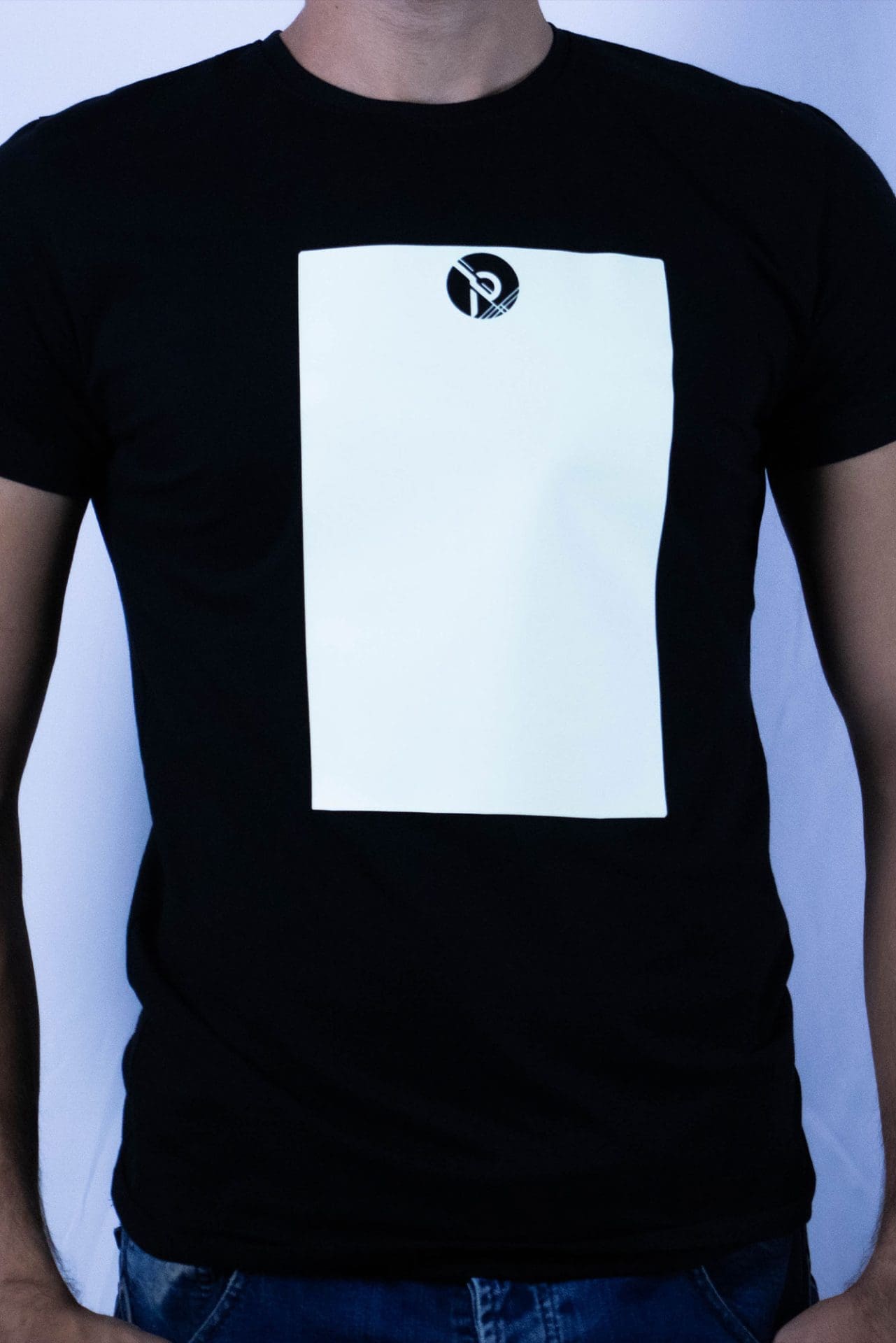 Светеща черна тениска – Квадрат + подарък фенерче
