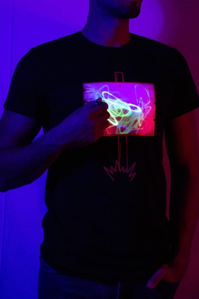 Светеща черна тениска – Табела + подарък фенерче