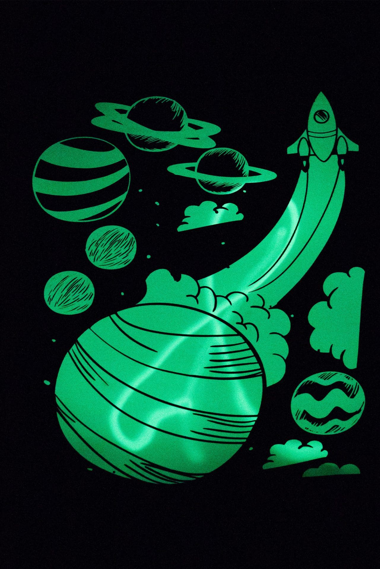 детска червена тениска 100% висококачествен памук със светеща щампа на ракета и планети с включено UV фенерче за рисуване върху щампата